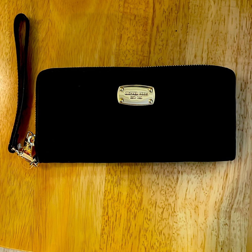 New Michael Kors Black Jet Set Travel Continental Zippered Wallet Wristlet